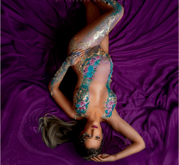 Fotografía de mujer embarazada con bodypainting