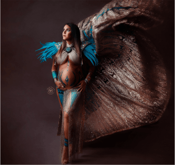Mujer embarazada con body painting