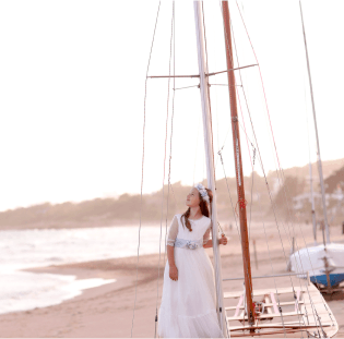 Fotografía niña primera comunión con fondo de barco