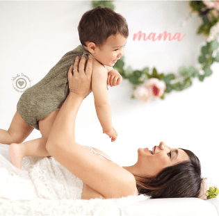 Foto mama con bebe en brazos