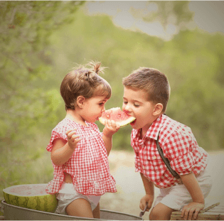 Fotógrafa de niños comiendo sandia